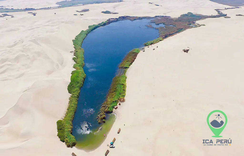 Laguna Morón desde el cielo azul de Pisco Perú